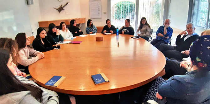 Professor Jehuda Reinharz meets with students of Kfar Shira